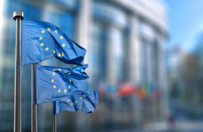 ep archivo   imagen de recurso de banderas de la ue junto a una de las sedes institucionales en