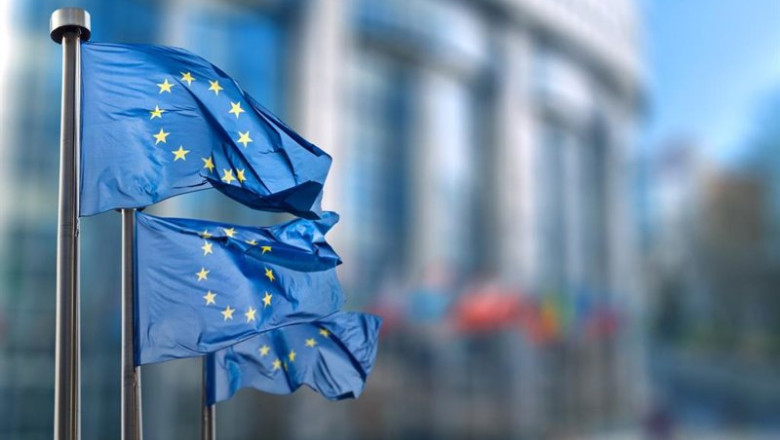 ep archivo   imagen de recurso de banderas de la ue junto a una de las sedes institucionales en