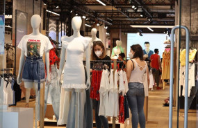 ep archivo   personas con mascarilla en el interior de una tienda de ropa