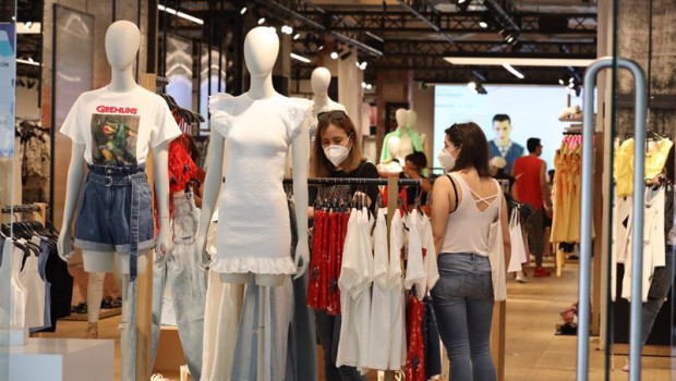 ep archivo   personas con mascarilla en el interior de una tienda de ropa