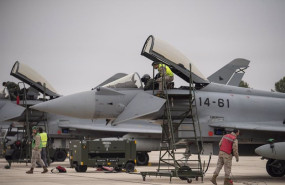 ep archivo   soldados del ejercito espanol durante el acto de despedida de los seis eurofighter del
