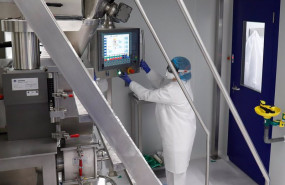 ep archivo - trabajadores sanitarios en un laboratorio