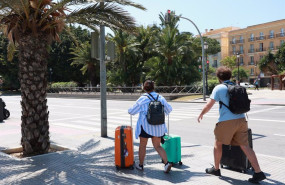 ep archivo   turistas con maletas en la ciudad de cadiz