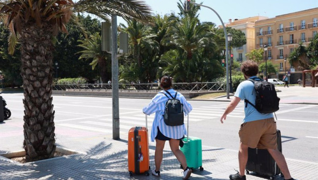 ep archivo   turistas con maletas en la ciudad de cadiz