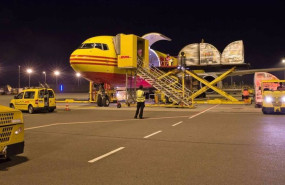 ep archivo   un avion de transporte de mercancias de la compania dhl con operarios realizando