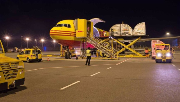 ep archivo   un avion de transporte de mercancias de la compania dhl con operarios realizando