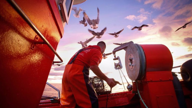 ep archivo   un marinero durante una salida a faenar en barco