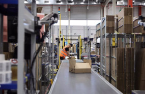 ep archivo   un trabajador empaqueta en cajas de carton pedidos para enviar en el interior de las