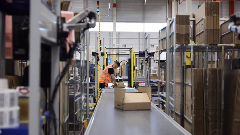 ep archivo   un trabajador empaqueta en cajas de carton pedidos para enviar en el interior de las