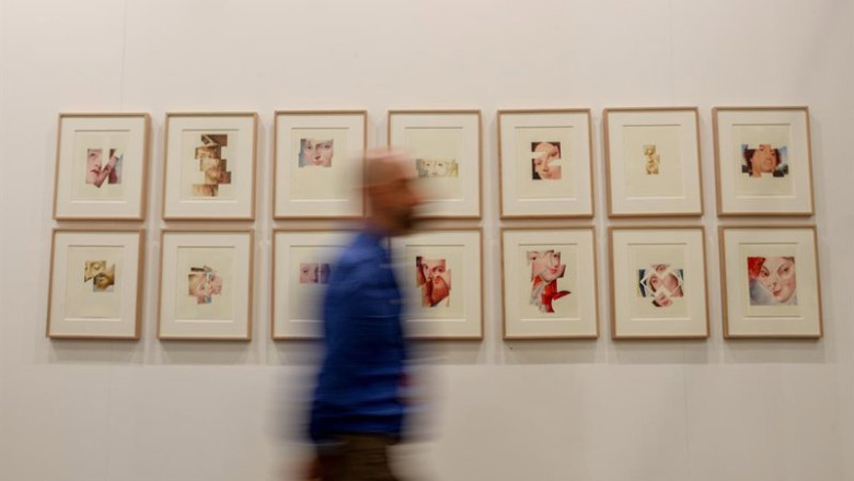 Archivo - Un visitante pasa por delante de las obras de la Galería Max Estrella en la 30 edición de la Feria Estampa, en IFEMA Madrid, a 15 de octubre de 2022, en Madrid, (España). Estampa está consolidada como una de las ferias de arte contemporáneo más | Ricardo Rubio - Europa Press - Archivo ep archivo un visitante pasa por delante de las obras de la galeria max estrella en la 30 edicion