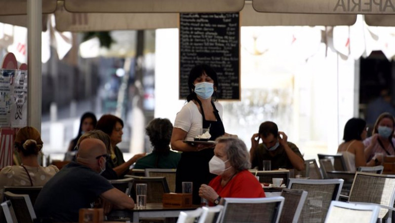ep archivo una camarera con mascarilla atiende a los clientes en una terraza de un bar el dia en ep archivo una camarera con mascarilla atiende a los clientes en una terraza de un bar el dia en