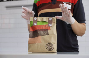 ep archivo   una empleada protegida con pantalla mascarilla y guantes prepara un pedido en un