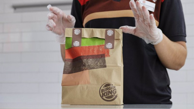 ep archivo   una empleada protegida con pantalla mascarilla y guantes prepara un pedido en un