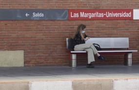 ep archivo   una joven espera sentada en el anden de la renfe las margaritas universidad