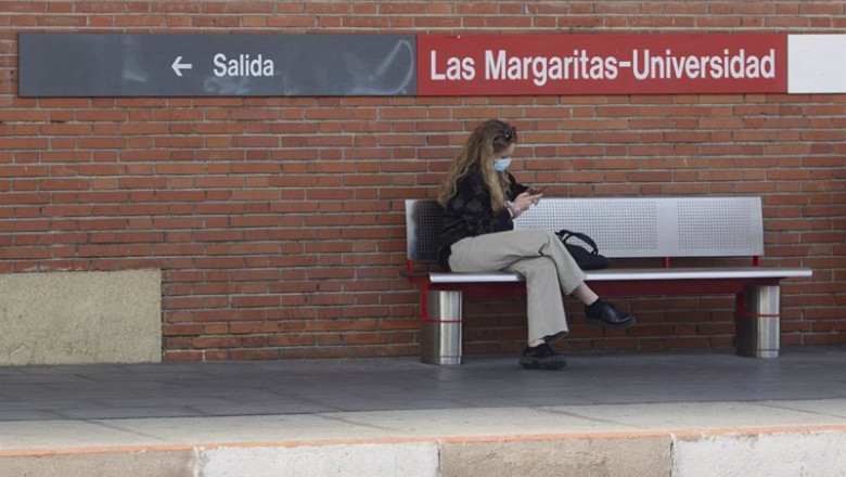 Archivo - Una joven espera sentada en el andén de la Renfe Las Margaritas-Universidad | Eduardo Parra - Europa Press - Archivo ep archivo una joven espera sentada en el anden de la renfe las margaritas universidad