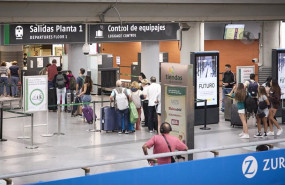 ep archivo   varias personas con maletas en la estacion de atocha almudena grandes