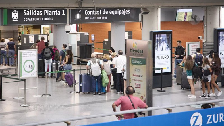 Archivo - Varias personas con maletas en la estación de Atocha-Almudena Grandes | Jesús Hellín - Europa Press - Archivo ep archivo varias personas con maletas en la estacion de atocha almudena grandes