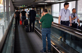 ep archivo   varias personas en las escaleras mecanicas de la terminal 4 t4 del aeropuerto adolfo