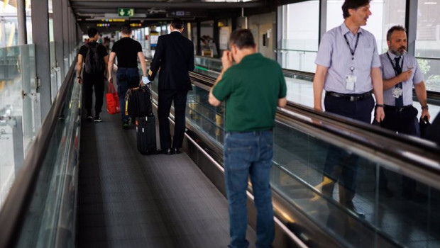 ep archivo   varias personas en las escaleras mecanicas de la terminal 4 t4 del aeropuerto adolfo