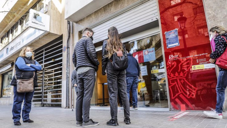 Archivo - Varias personas esperan para entrar en una oficina del SEPE en Valencia | Rober Solsona - Europa Press - Archivo ep archivo varias personas esperan para entrar en una oficina del sepe en valencia