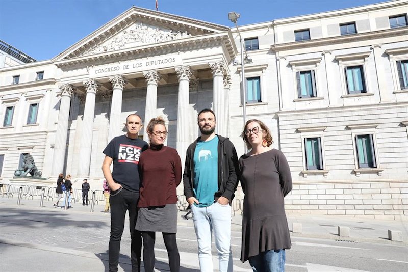 ep candidatos de la cup ante la fachada del congreso
