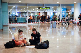 ep cintas para separar la seccion donde ha caido agua por las lluvias en el aeropuerto de