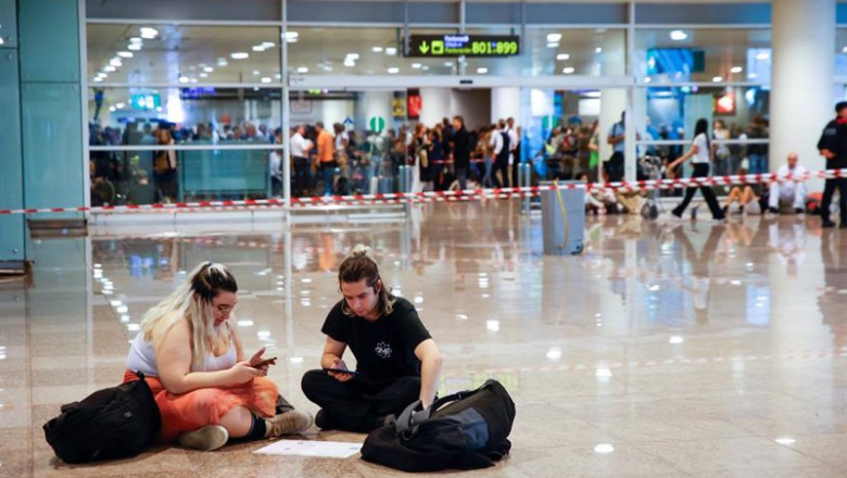ep cintas para separar la seccion donde ha caido agua por las lluvias en el aeropuerto de ep cintas para separar la seccion donde ha caido agua por las lluvias en el aeropuerto de