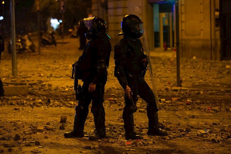 ep dos policias durante los disturbios en barcelona espana a 18 de octubre de 2019