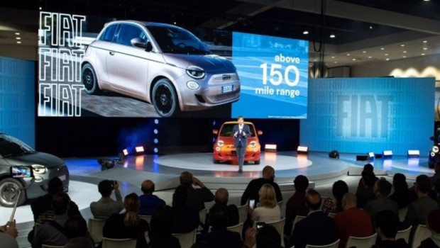 ep el consejero delegado de fiat olivier franois en una presentacion junto a un fiat 500e