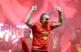 ep el entrenador de la seleccion nacional de baloncesto sergio scariolo celebra su triunfo con todos