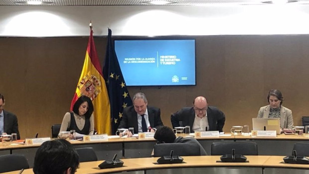 ep el minsitro de industria y turismo jordi hereu durante la reunion con la alianza para la