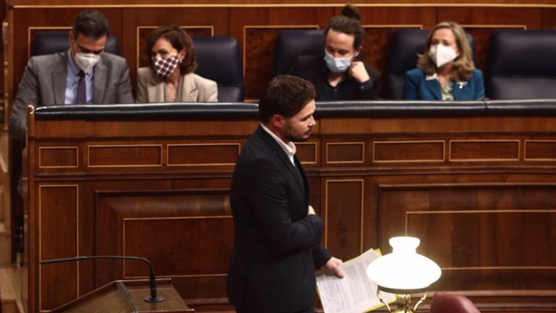 ep el portavoz de erc gabriel rufian pasa por delante del presidente pedro sanchez y las ep el portavoz de erc gabriel rufian pasa por delante del presidente pedro sanchez y las
