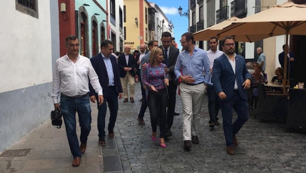 ep el portavoz del pp en el senado javier maroto pasea por la palma con cargos organicos y