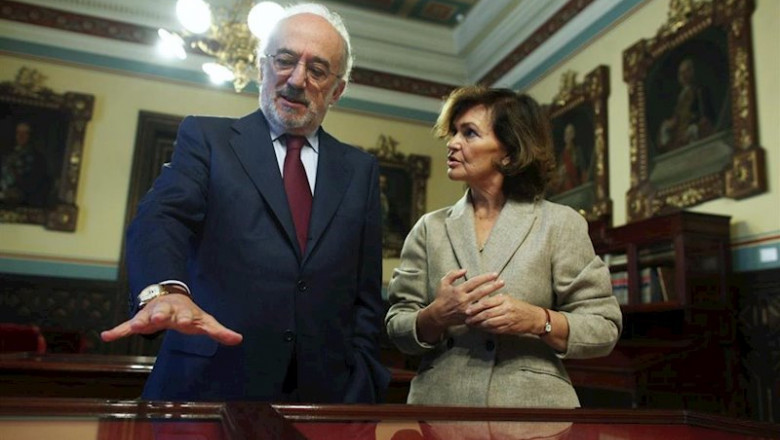 El presidente de la Real Academia de la Lengua Española, Santiago Muñoz Machado, y la vicepresidenta del Gobierno en funciones, Carmen Calvo, durante su visita a la sede de la RAE, en Madrid (España), a 24 de octubre de 2019. | Eduardo Parra - Europa Press ep el presidente de la real academia de la lengua espanola santiago munoz machado y la