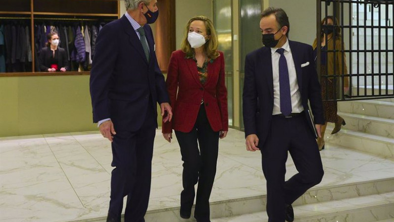 (I-D) El presidente de Europa Press, Asís Martín de Cabiedes; la vicepresidenta primera del Gobierno y ministra de Asuntos Económicos y Transformación Digital, Nadia Calviño y el presidente de Mckinsey, Alejandro Beltrán. | Jesús Hellín - Europa Press ep i d el presidente de europa press asis martin de cabiedes la vicepresidenta primera del gobierno