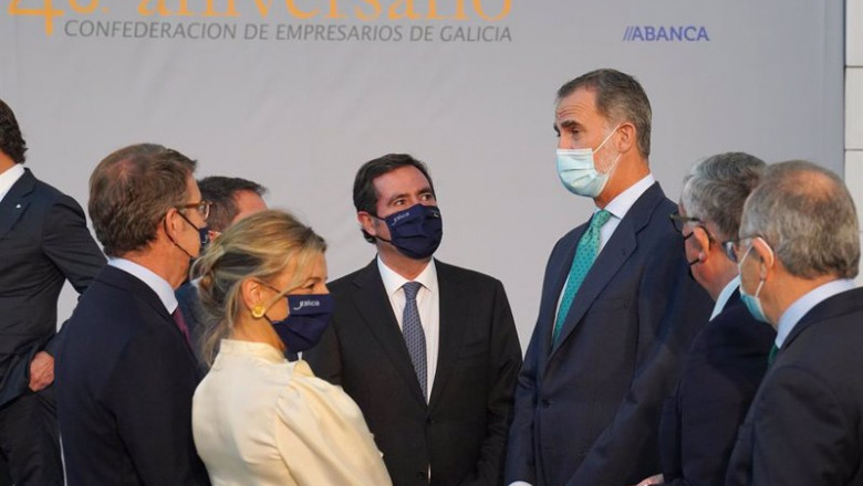 (I-D) La vicepresidenta segunda del Gobierno y ministra de Trabajo, Yolanda Díaz; el presidente de la Xunta, Alberto Núñez Feijóo; el presidente de CEOE, Antonio Garamendi; y el Rey Felipe VI, onversan durante el almuerzo que sirve para conmemorar el 40º | Álvaro Ballesteros - Europa Press ep i d la vicepresidenta segunda del gobierno y ministra de trabajo yolanda diaz el presidente de la