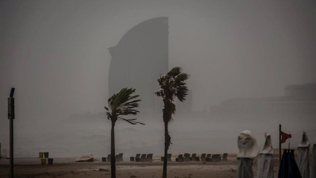 ep imagen de la playa de la barceloneta durante el paso de la borrasca gloria el 21 de enero de 2020