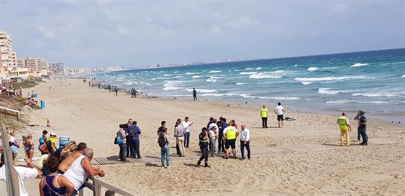 Imagen del fuselaje del avión del Ejército del Aire siniestrado en La Manga llegando a la costa, además de autoridades y curiosos | EUROPA PRESS ep imagen del fuselaje del avion del ejercito del aire siniestrado en la manga llegando a la costa