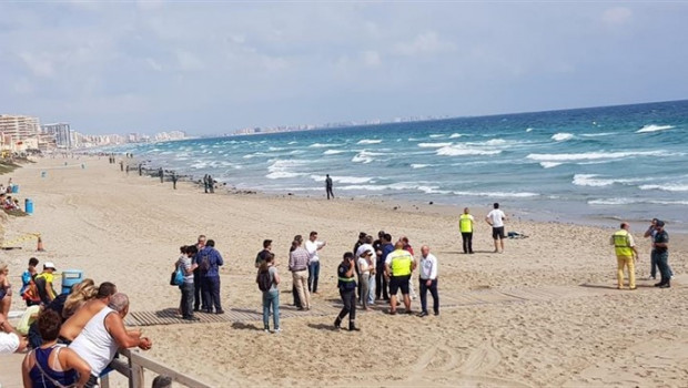 ep imagen del fuselaje del avion del ejercito del aire siniestrado en la manga llegando a la costa