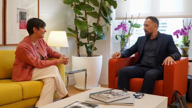 ep isabel rodriguez y denis itxaso durante su encuentro en madrid