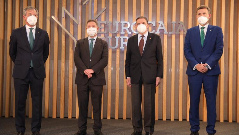 ep izq dcha el presidente de eurocaja rural javier lopez martinez el presidente regional emiliano ep izq dcha el presidente de eurocaja rural javier lopez martinez el presidente regional emiliano