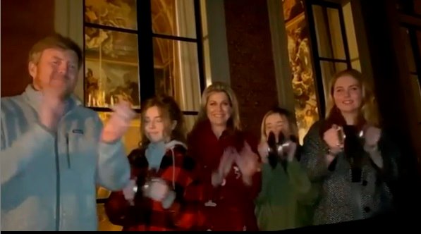 ep la familia real holandesa guillermo maxima amalia alexia ariane aplaude con cacerolas a los que