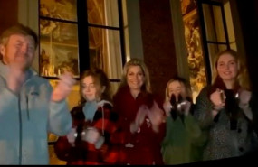 ep la familia real holandesa guillermo maxima amalia alexia ariane aplaude con cacerolas a los que