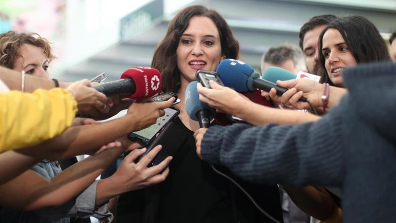 La presidenta de la Comunidad de Madrid, Isabel Díaz Ayuso ofrece declaraciones a los medios de comunicación, en la celebración del Día de la Policía, con motivo de la festividad de los Santos Ángeles Custodiosos, en Madrid | Eduardo Parra - Europa Press ep la presidenta de la comunidad de madrid isabel diaz ayuso ofrece declaraciones a los medios de