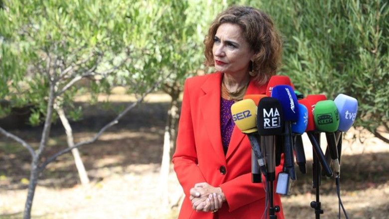 La vicepresidenta primera del Gobierno, María Jesús Montero, atiende a los medios en Algeciras (Cádiz) este viernes. | NONO RICO/EUROPA PRESS ep la vicepresidenta primera del gobierno maria jesus montero atiende a los medios en algeciras