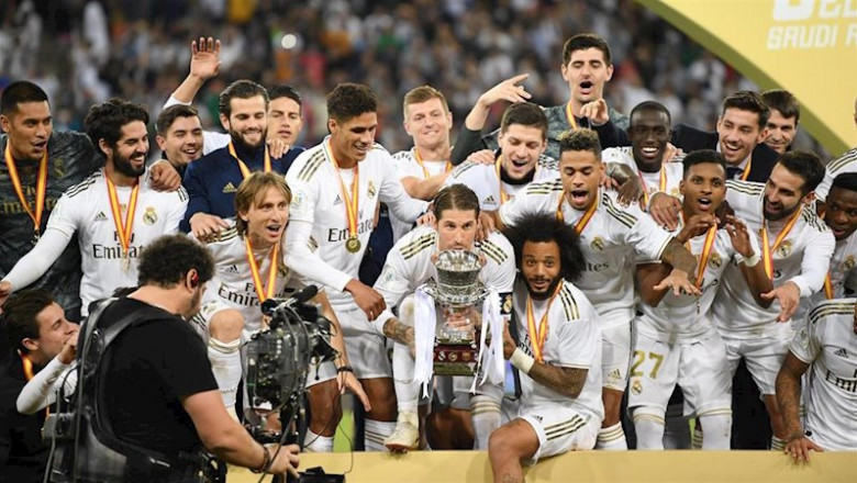 Los jugadores del Real Madrid levantan el trofeo de campeones de la Supercopa de España. | -/Saudi Press Agency/dpa - Archivo ep los jugadores del real madrid levantan el trofeo de campeones de la supercopa de espana