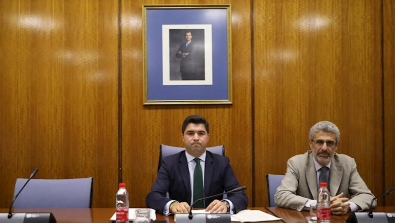 Los máximos responsables no han acudido hoy a la comisión de la Faffe. En la imagen, el presidente de la referida comisión, Enrique Moreno (i), junto al asiento vacío destinado a los comparecientes. | María José López - Europa Press ep los maximos responsables no han acudido hoy a la comision de la faffe en la imagen el presidente