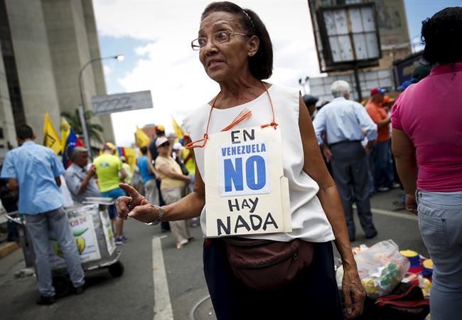 Mujer protesta por la crisis de abastecimiento en Venezuela | © CARLOS GARCIA RAWLINS / REUTE ep mujer protestala crisisabastecimientovenezuela
