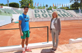 ep novak djokovic en el club puente romano de marbella junto a la alcaldesa de la ciudad angeles