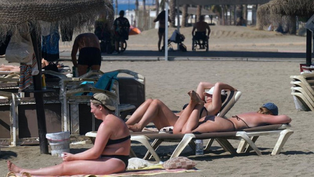 ep numerosos turistas y malaguenos disfrutan de la playa de la malagueta a 29 de julio de 2025 en